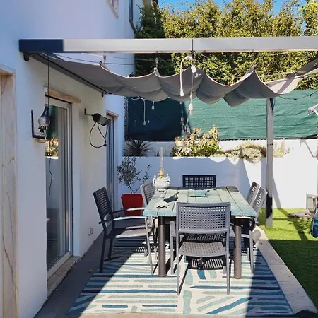 Homestay The Coolest Place - 10 Minutes Walking To The Airport! Lisbon